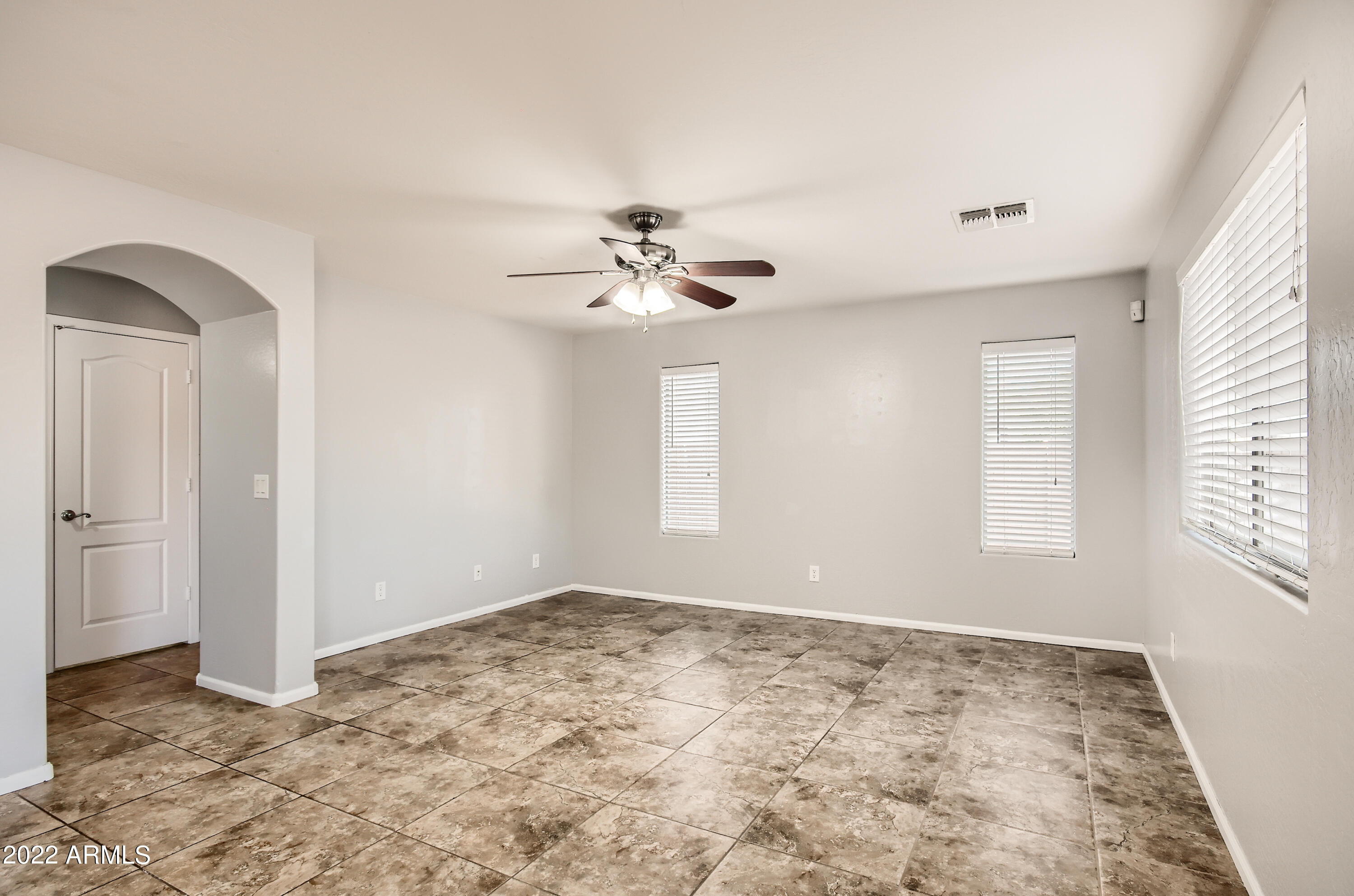 21201 North Conlon Road Maricopa, AZ 85138 - Photo 14 of 33 14-252363421-17 Family Room