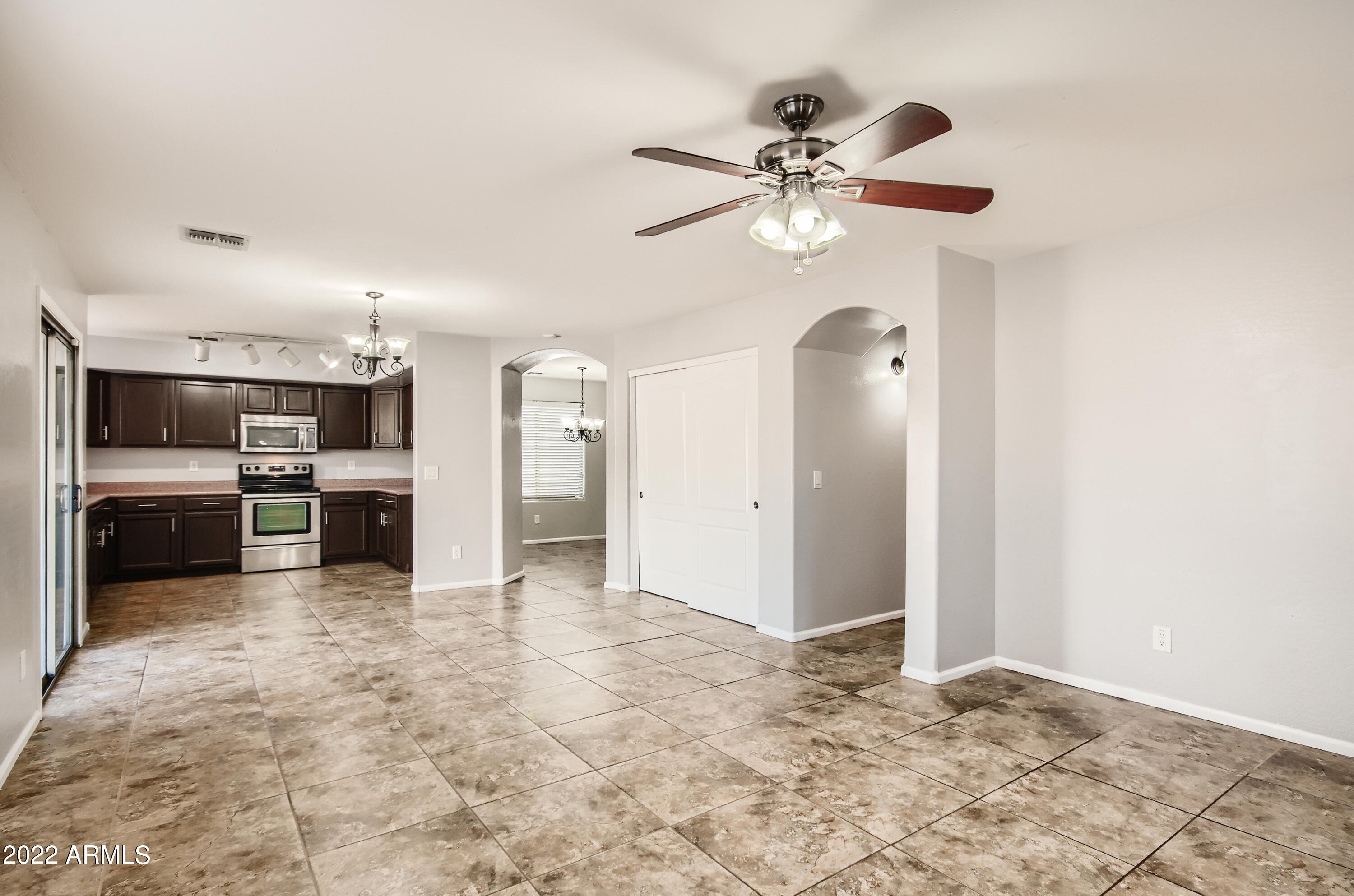 21201 North Conlon Road Maricopa, AZ 85138 - Photo 15 of 33 15-055874060-18 Family Room