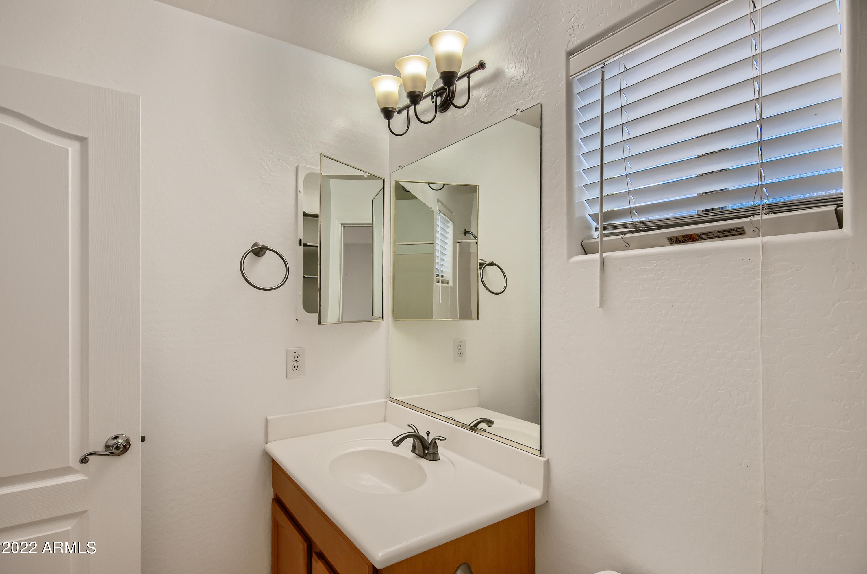21201 North Conlon Road Maricopa, AZ 85138 - Photo 26 of 33 26-769812786-30 2nd Floor Bathroom