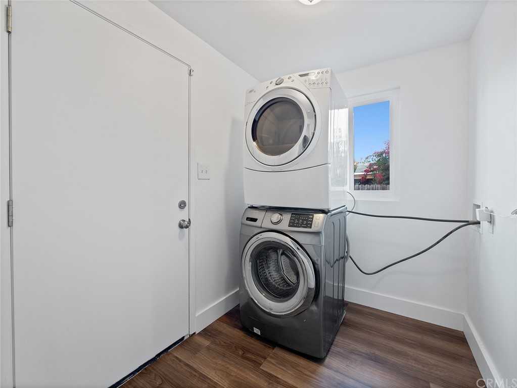 1096 Stanley Avenue Long Beach, CA 90804 - Photo 24 of 33 a utility room with dryer and washer