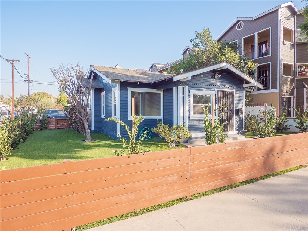 1096 Stanley Avenue Long Beach, CA 90804 - Photo 30 of 33 a front view of house with yard and green space