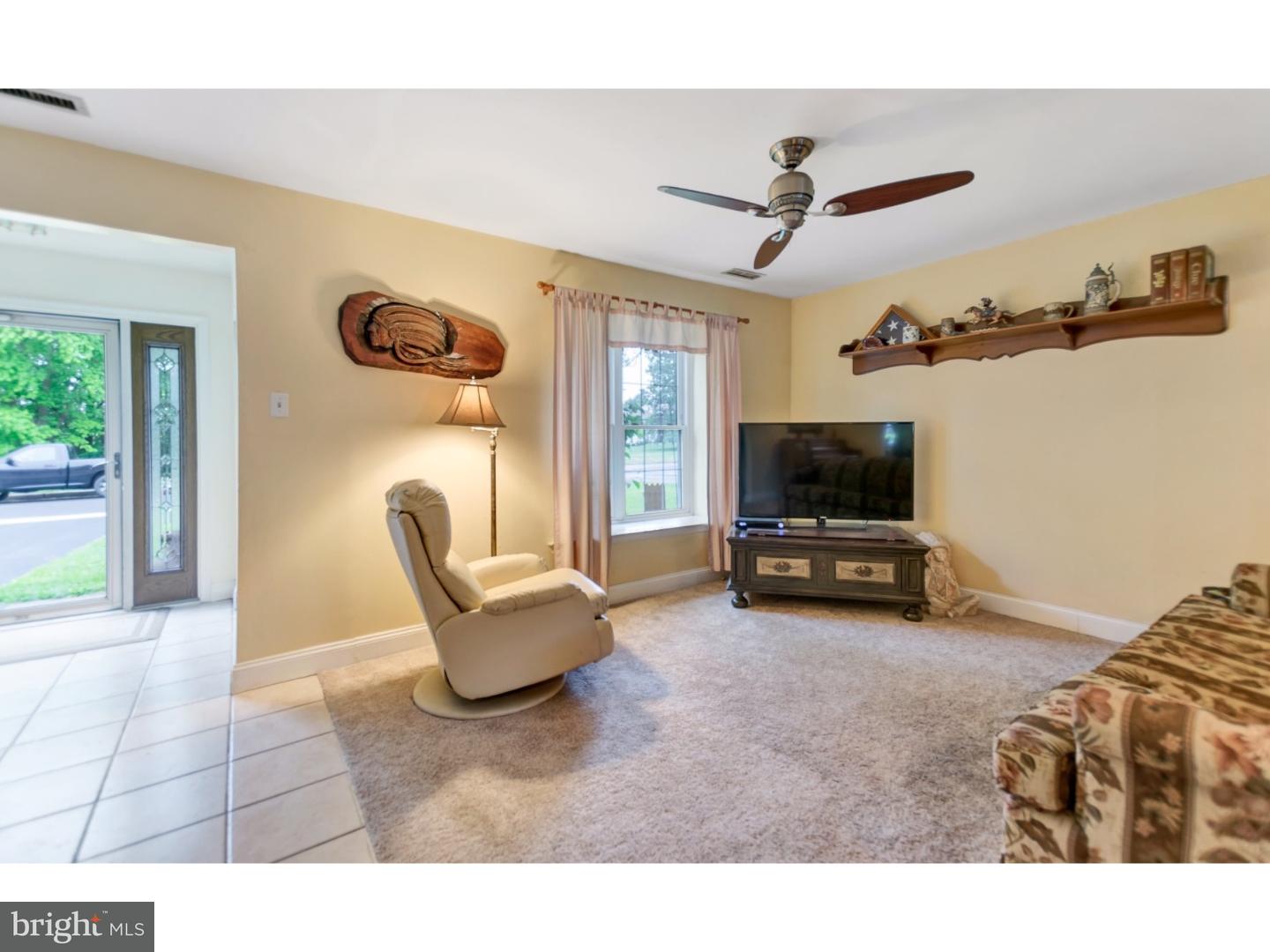 30 Forrester Road Horsham, PA 19044 - Photo 4 of 17 Living Room