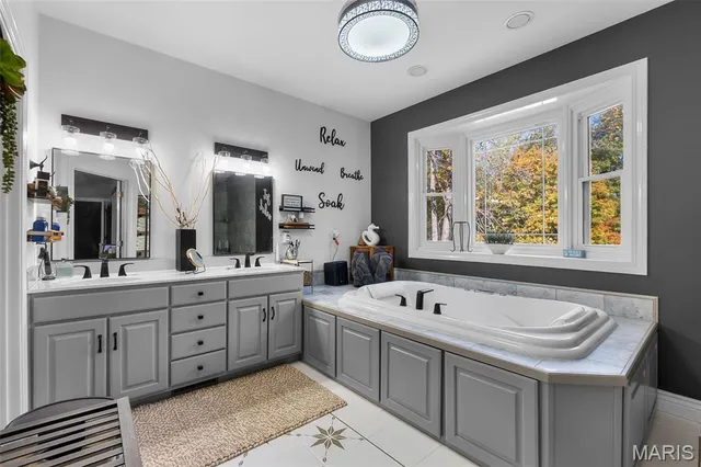 $849,000 | 184 Country View Drive, Benton, MO 63736