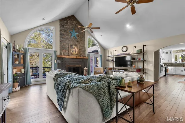 $849,000 | 184 Country View Drive, Benton, MO 63736