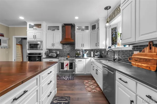 $849,000 | 184 Country View Drive, Benton, MO 63736