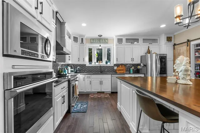 $849,000 | 184 Country View Drive, Benton, MO 63736