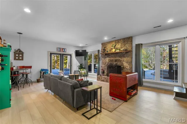 $849,000 | 184 Country View Drive, Benton, MO 63736