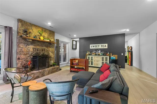 $849,000 | 184 Country View Drive, Benton, MO 63736