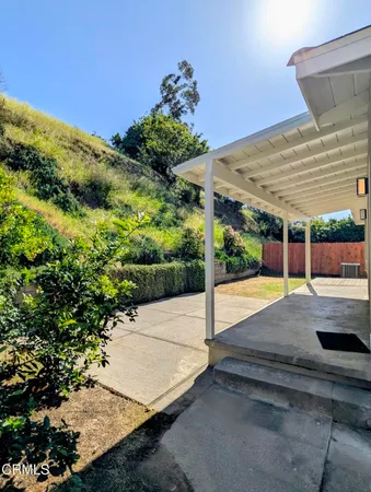 a view of a backyard