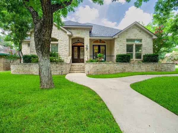 $825,000 | 332 San Saba Street, Meadowlakes, TX 78654