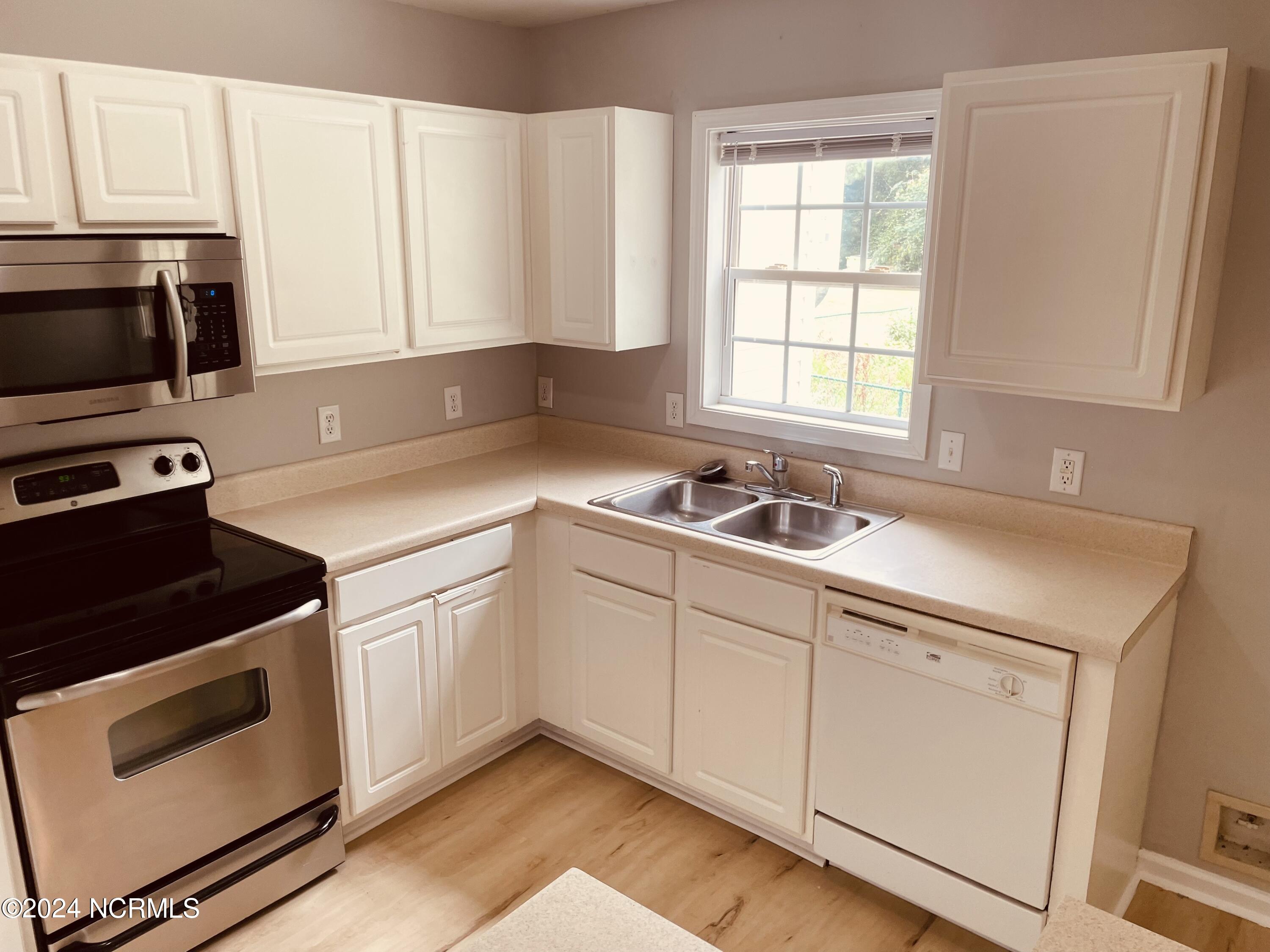 112 Apache Trail Havelock, NC 28532 - Photo 11 of 21 KITCHEN VIEW 3