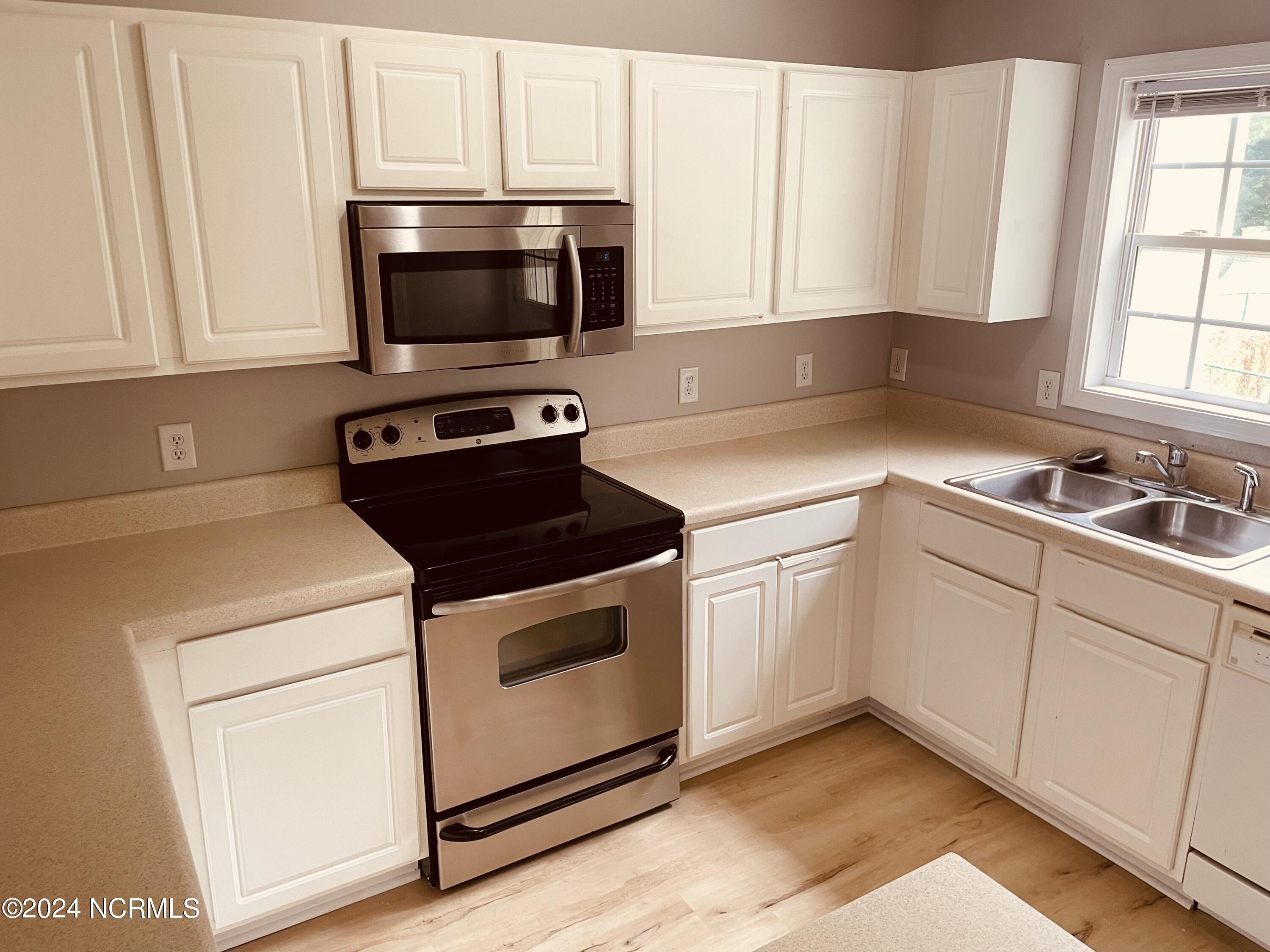 112 Apache Trail Havelock, NC 28532 - Photo 12 of 21 KITCHEN VIEW 4