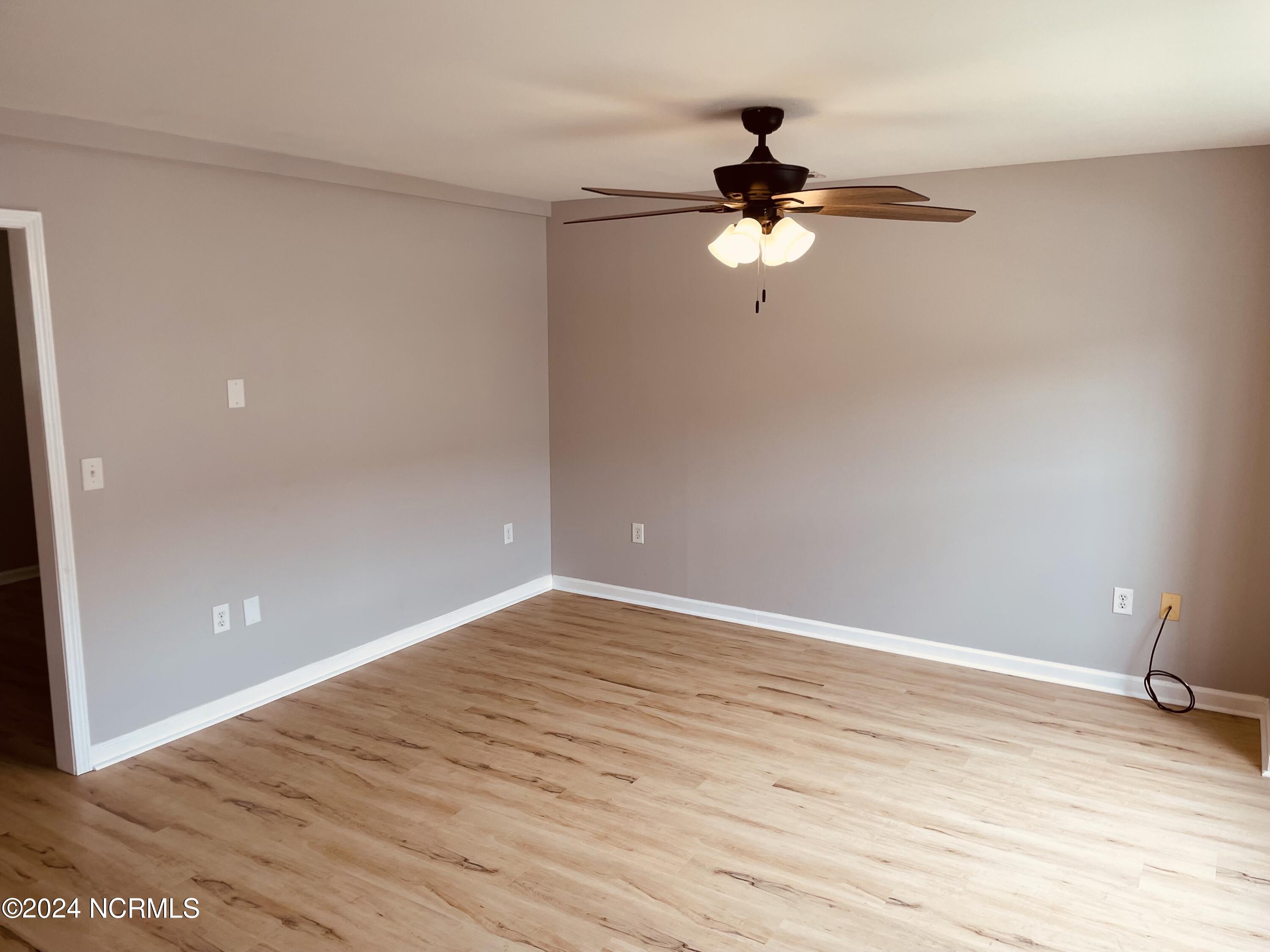 112 Apache Trail Havelock, NC 28532 - Photo 2 of 21 LIVING ROOM
