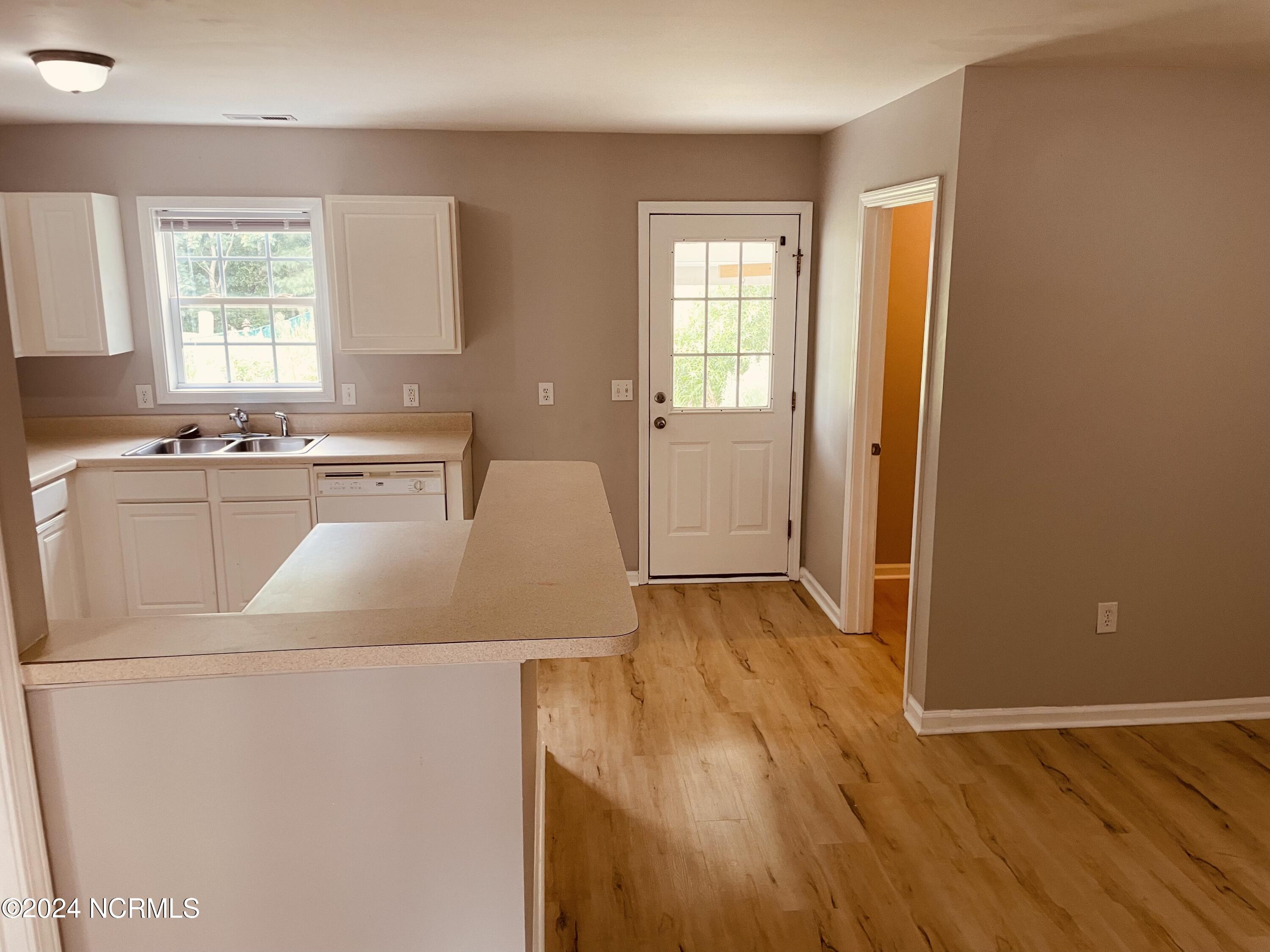 112 Apache Trail Havelock, NC 28532 - Photo 8 of 21 KITCHEN AND DINING