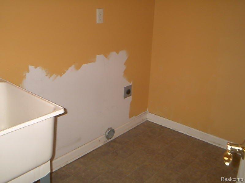 33484 Utica Road, Unit 2 Fraser, MI 48026 - Photo 8 of 10 laundry