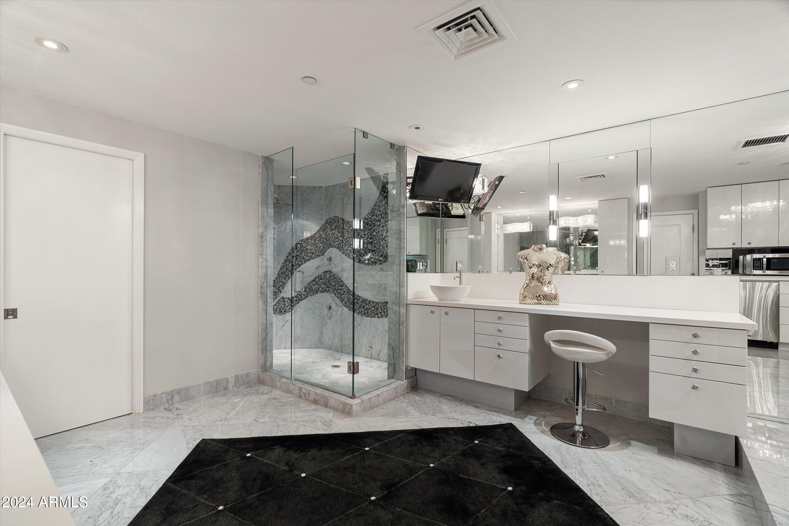 1040 East Osborn Road, Unit 1901 Phoenix, AZ 85014 - Photo 17 of 35 Primary Bath