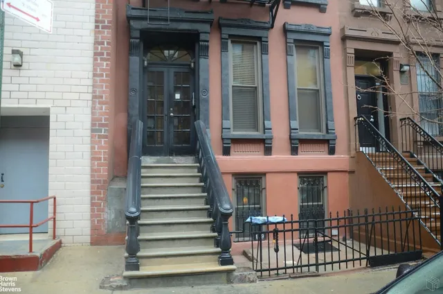 a view of entryway with a front door