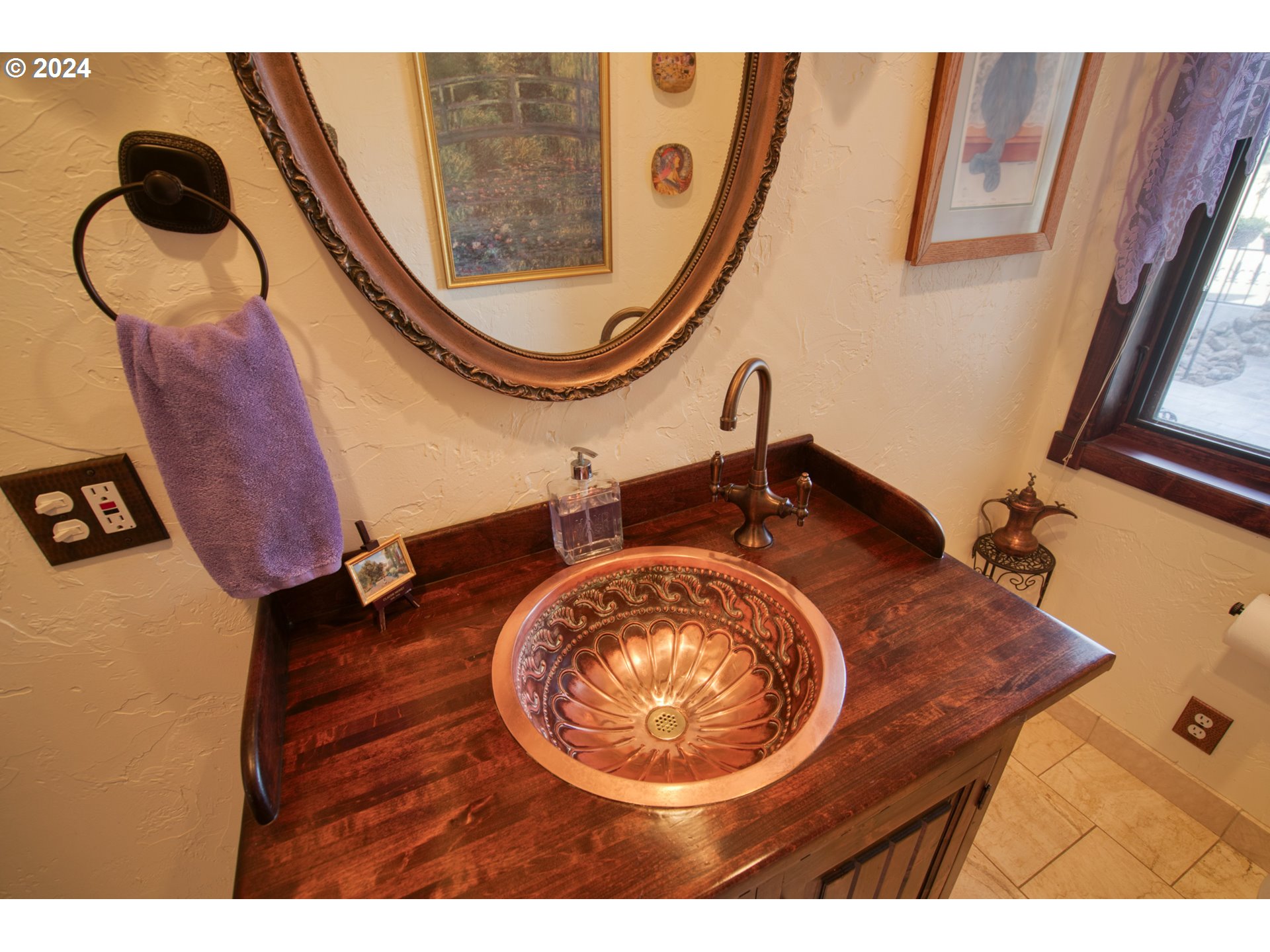 287 Munson Prairie Road Goldendale, WA 98620 - Photo 30 of 48 a bathroom with a sink and mirror