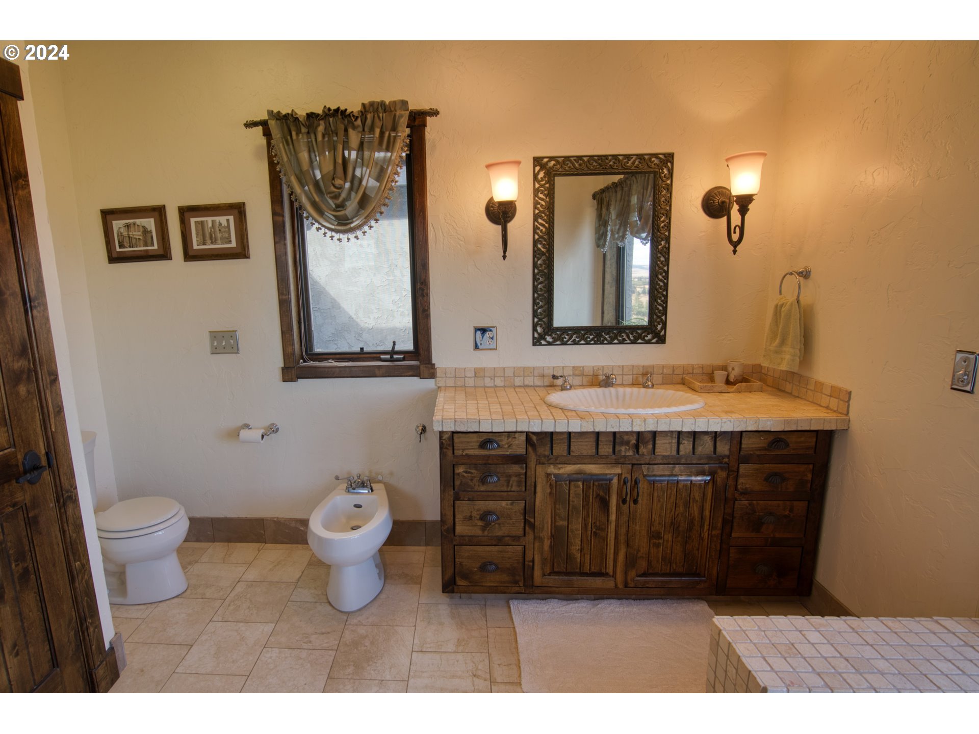 287 Munson Prairie Road Goldendale, WA 98620 - Photo 34 of 48 a bathroom with a sink and a mirror