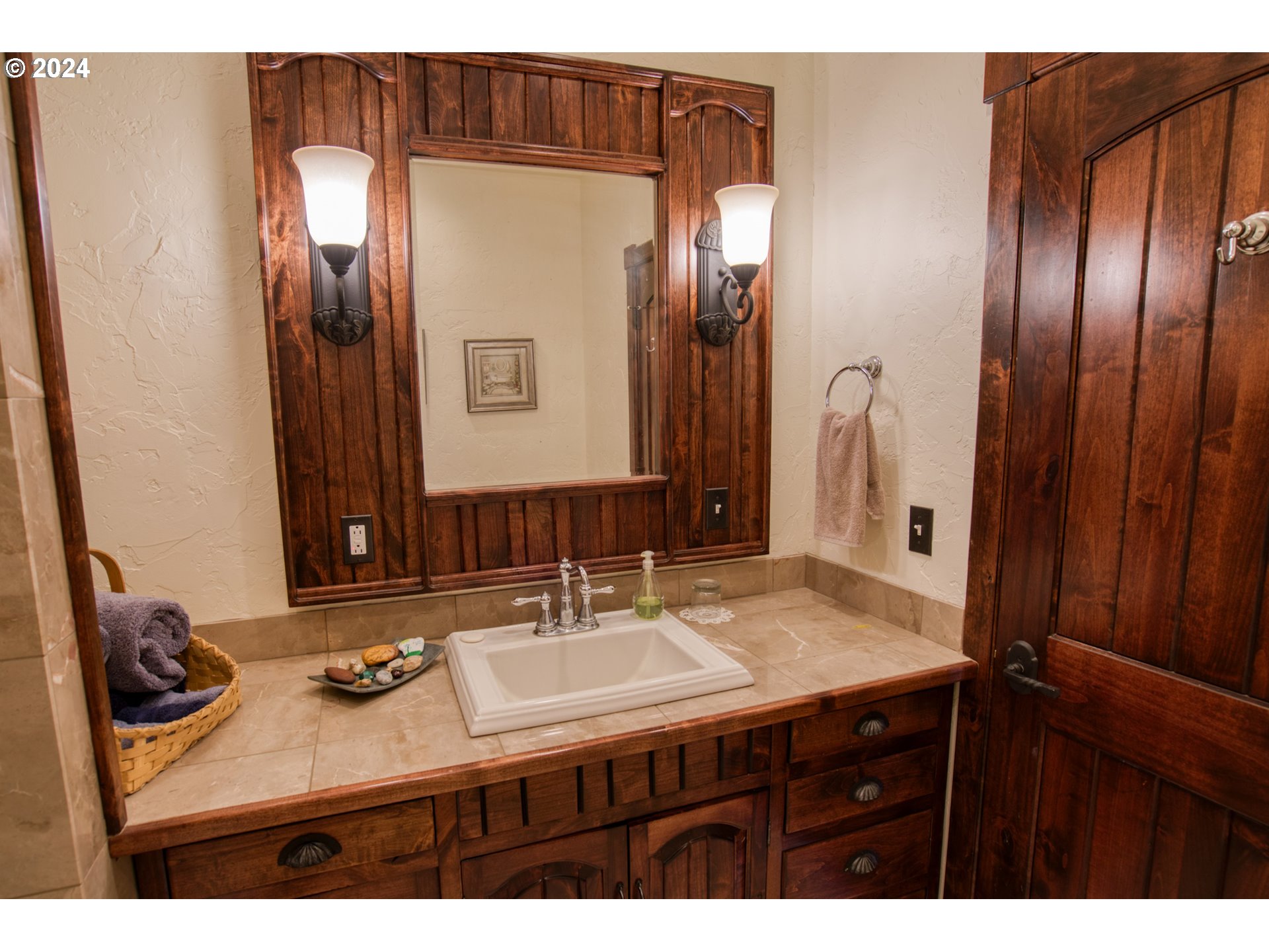 287 Munson Prairie Road Goldendale, WA 98620 - Photo 40 of 48 a bathroom with a sink and a mirror