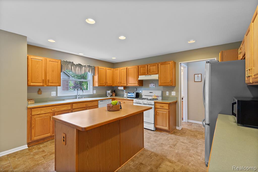 2017 Roundtree Rochester Hills, MI 48307 - Photo 9 of 36