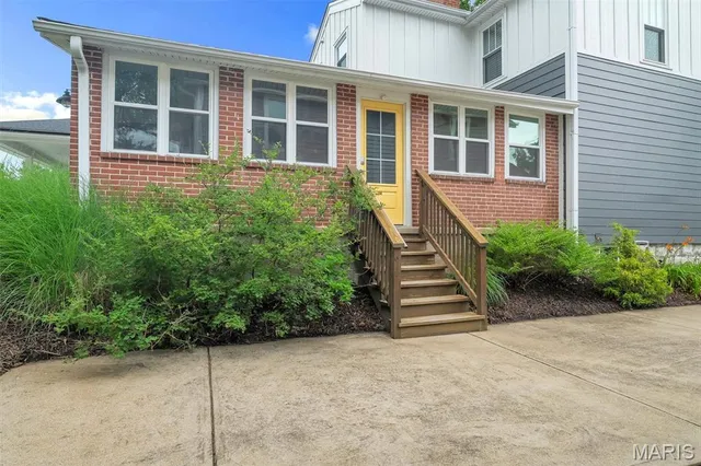 $395,000 | 326 West Rose Hill Avenue, Kirkwood, MO 63122