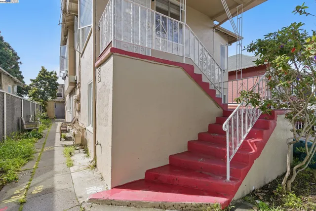 a view of entryway with a front door
