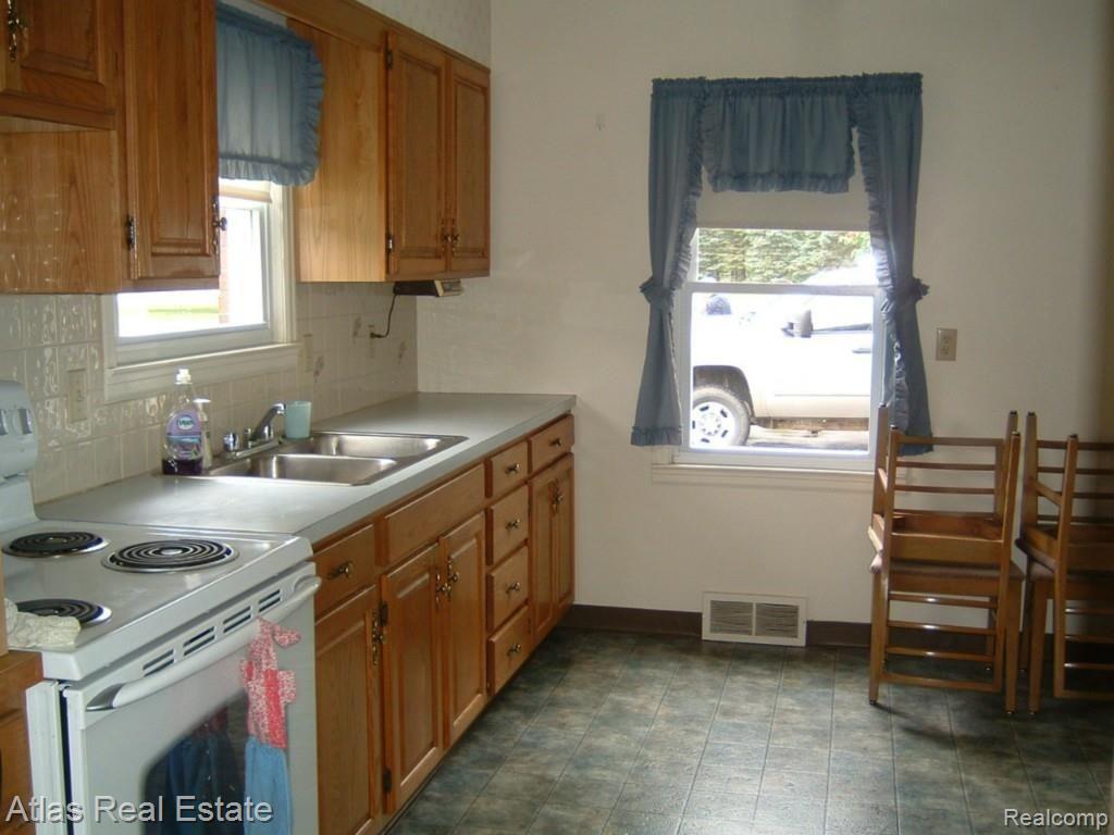 9250 South State Road Goodrich, MI 48438 - Photo 5 of 13 kitchen.jpg