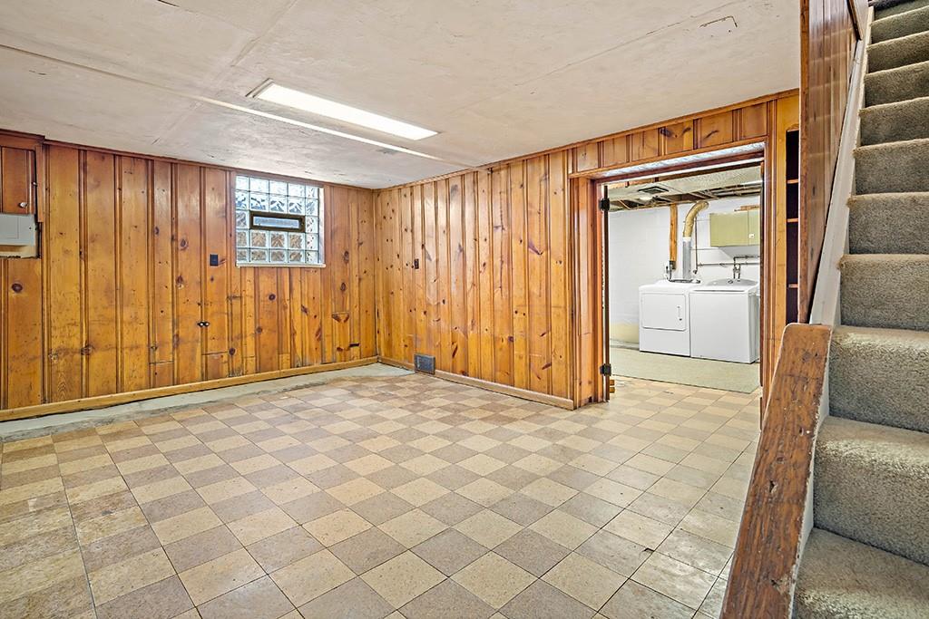 2839 Reiter Road Pittsburgh, PA 15235 - Photo 19 of 25 a view of empty room with wooden floor and cabinet