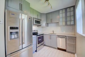 18 Suffolk A Boca Raton, FL 33434 - Photo 1 of 28 kitchen