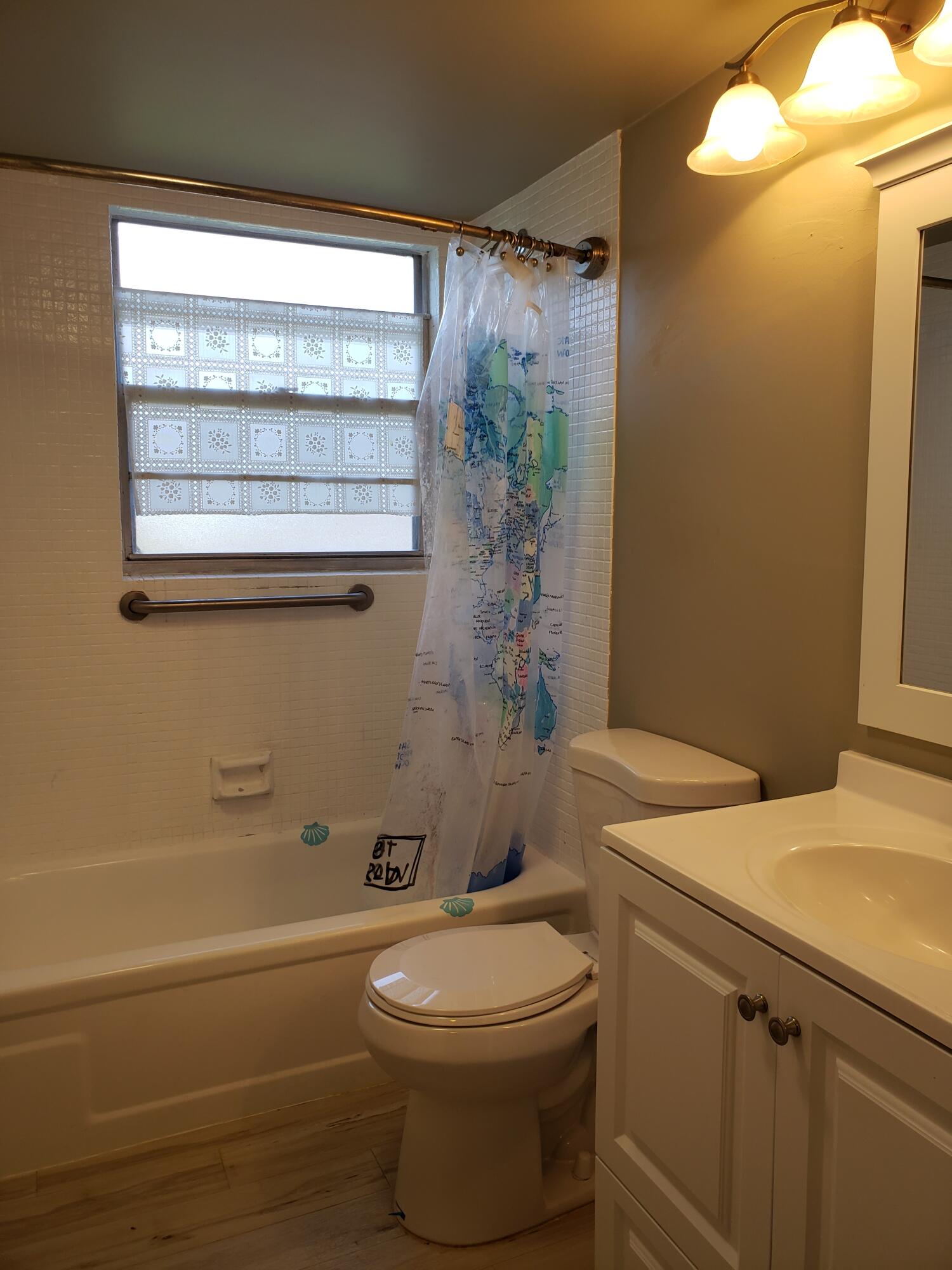 18 Suffolk A Boca Raton, FL 33434 - Photo 7 of 28 main bthrm with window