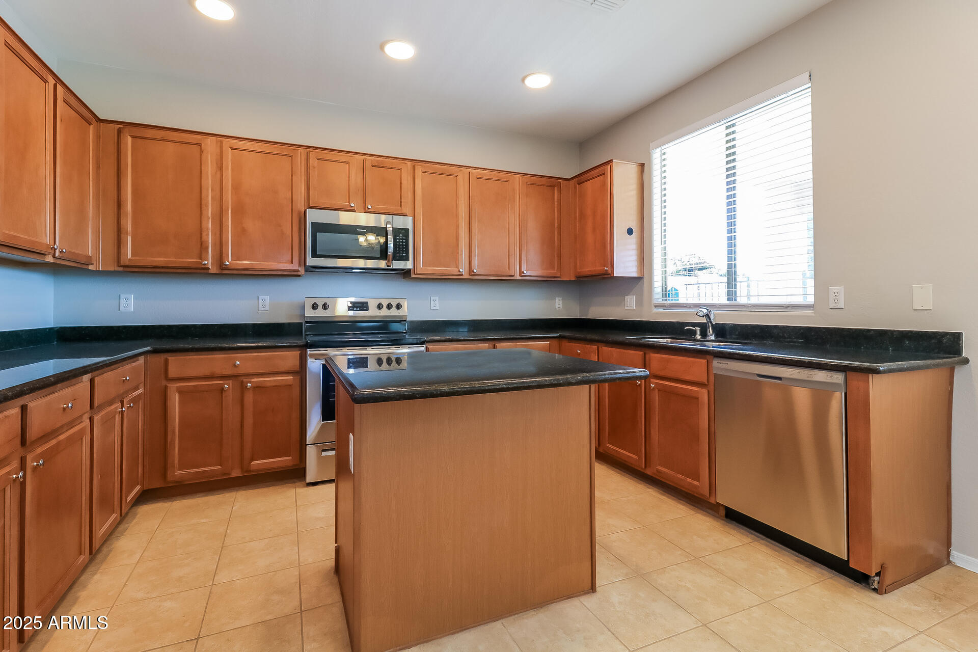 9019 West Fullam Street Peoria, AZ 85382 - Photo 6 of 15 6 kitchen
