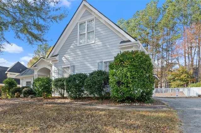 a view of a house with a yard