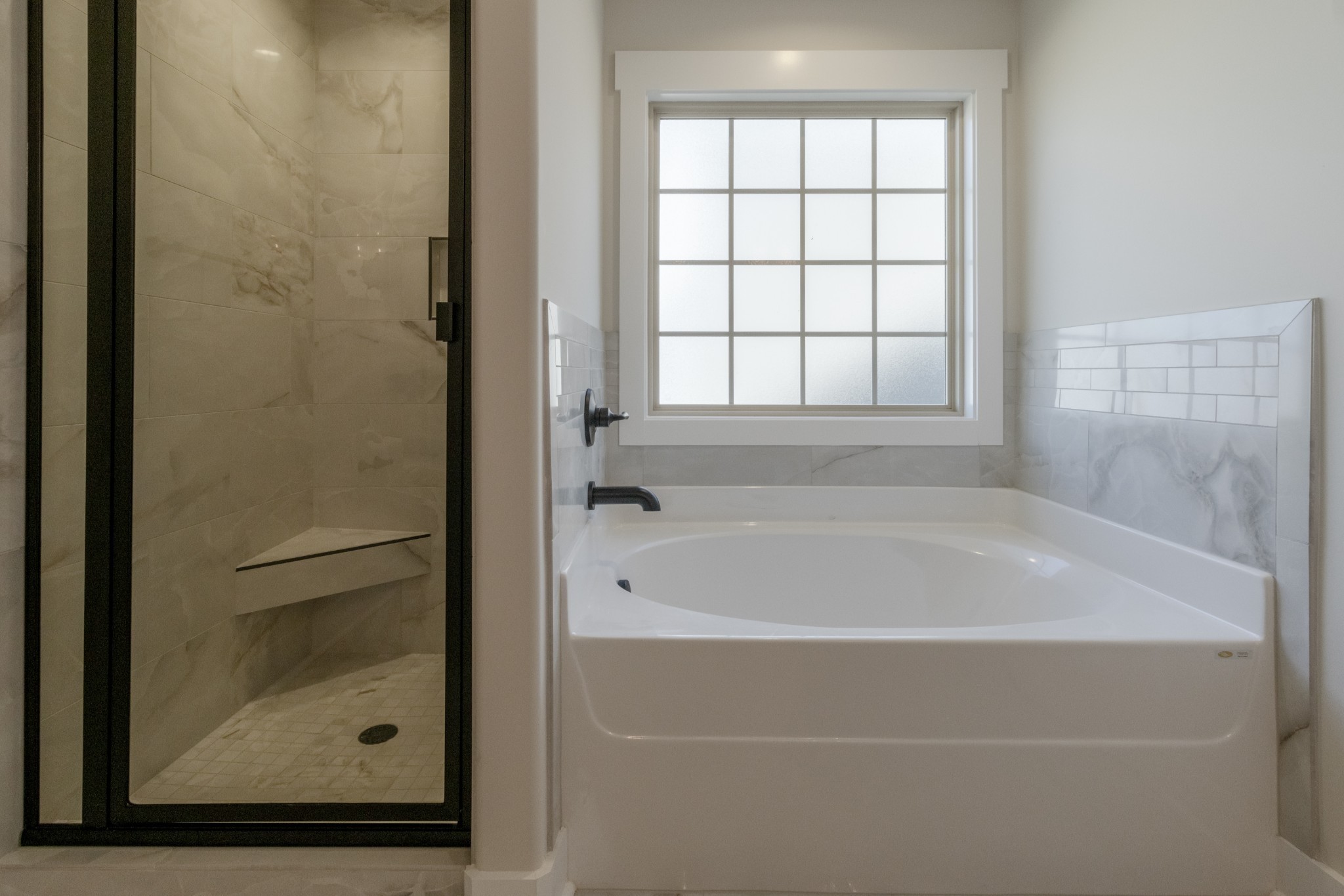 846 Limestone Way Clarksville, TN 37043 - Photo 17 of 30 a bathroom with a bathtub