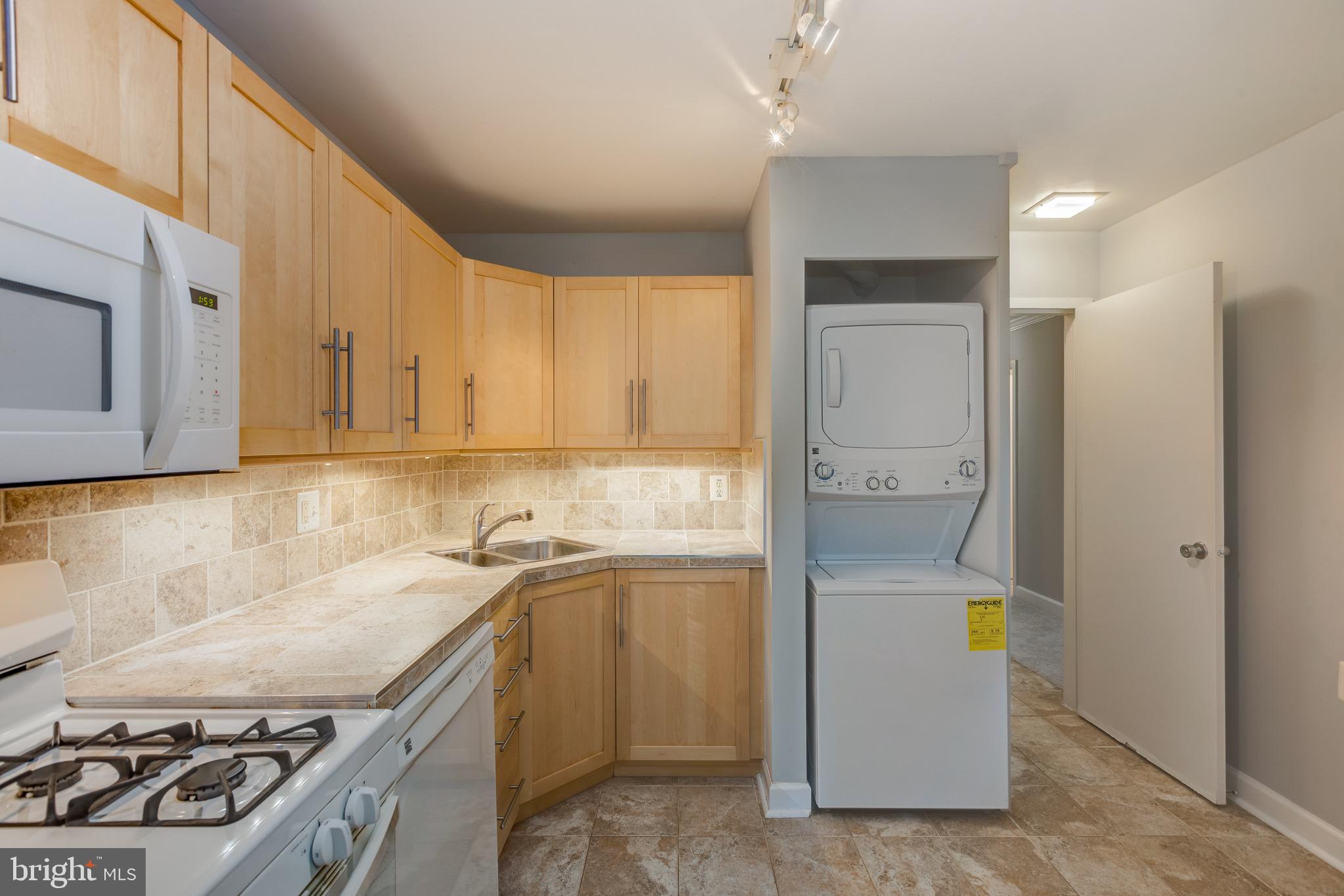 1404 Northgate Square, Unit 21C Reston, VA 20190 - Photo 13 of 32 Kitchen