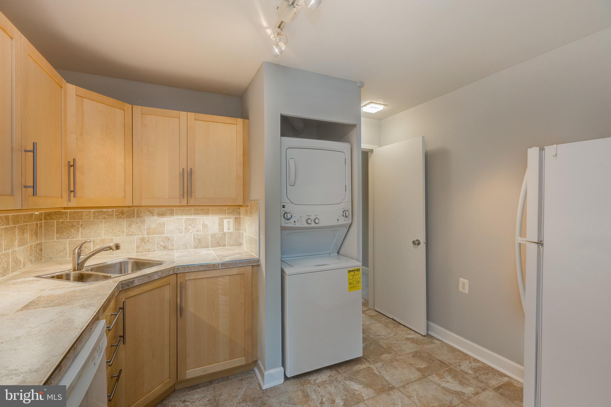 1404 Northgate Square, Unit 21C Reston, VA 20190 - Photo 14 of 32 Kitchen