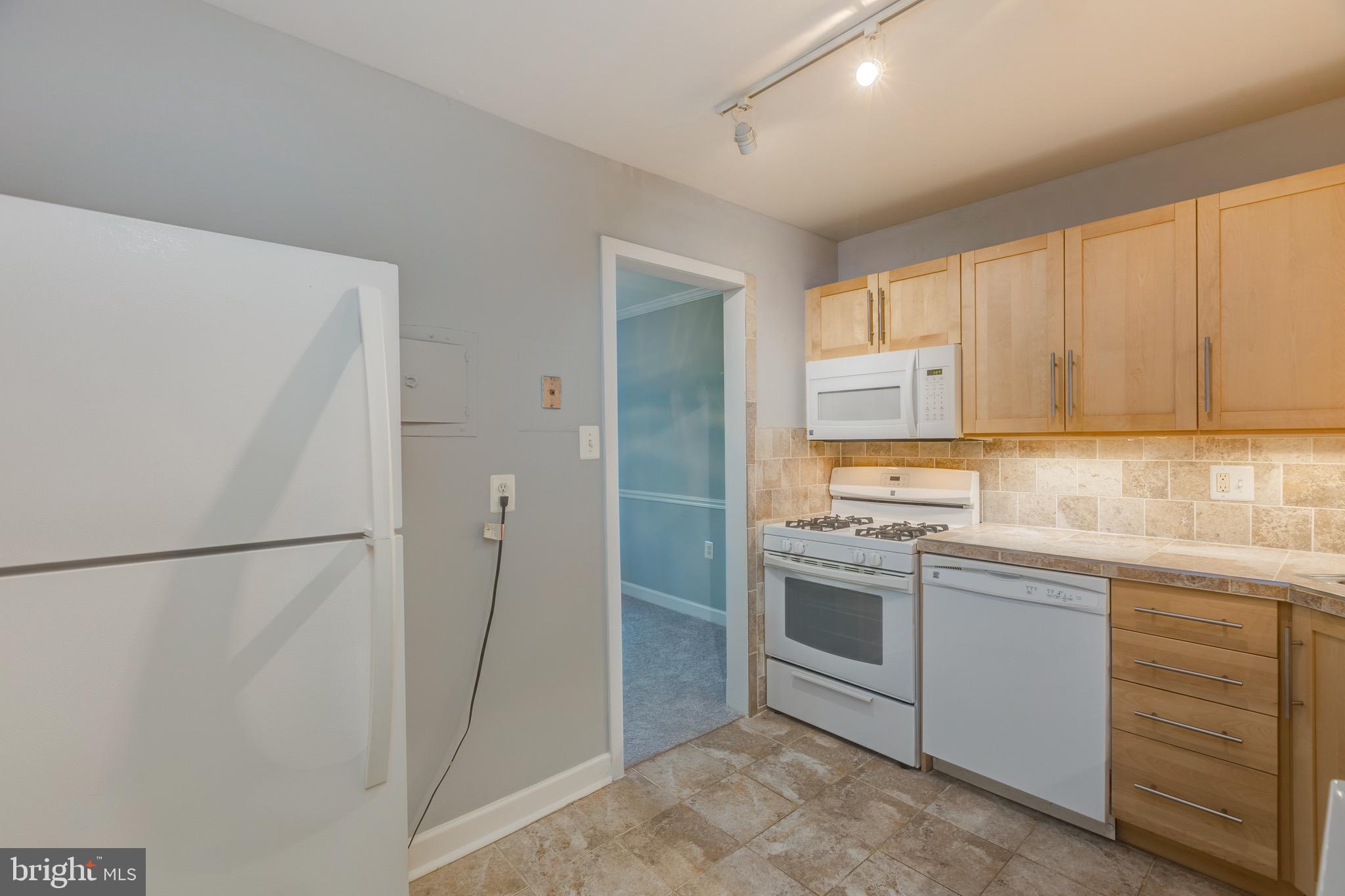 1404 Northgate Square, Unit 21C Reston, VA 20190 - Photo 16 of 32 Kitchen