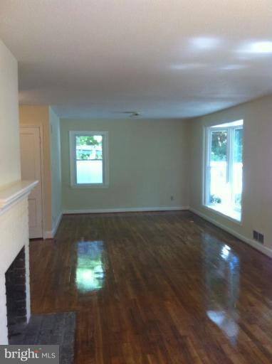 3142 Cofer Road Falls Church, VA 22042 - Photo 4 of 17 Living Room