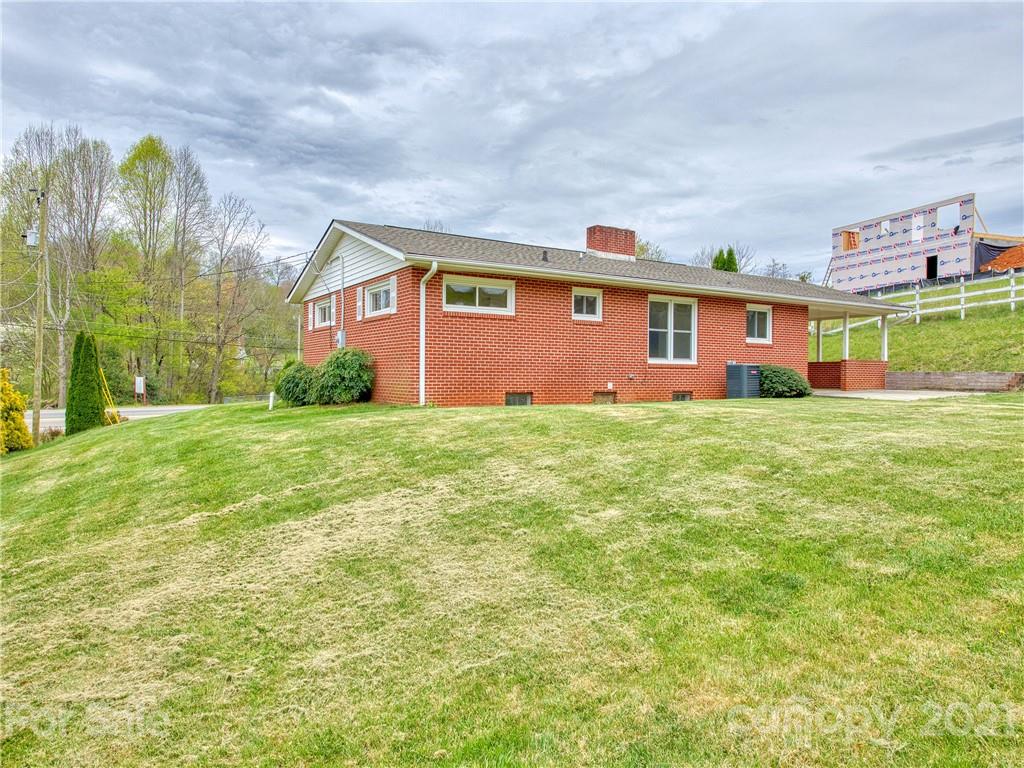 1139 Crabtree Road Waynesville, NC 28785 - Photo 4 of 24 Gallery Image 4