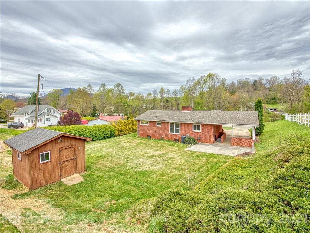 1139 Crabtree Road Waynesville, NC 28785 - Photo 5 of 24 Gallery Image 5