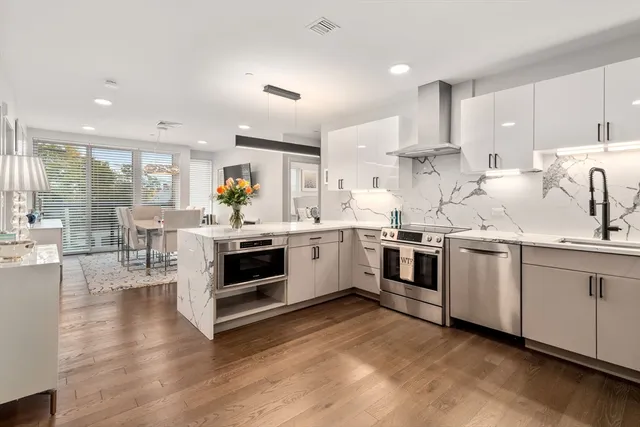 $1,133,000 | 68 Los Angeles Street, Unit PH5, Newton, MA 02458