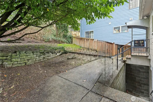 a view of a backyard
