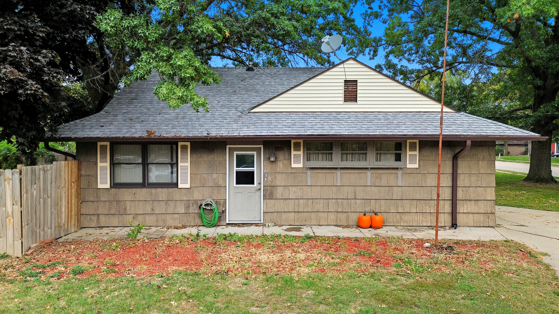 803 4th Avenue Dixon, IL 61021 - Photo 6 of 35 a front view of a house with a yard