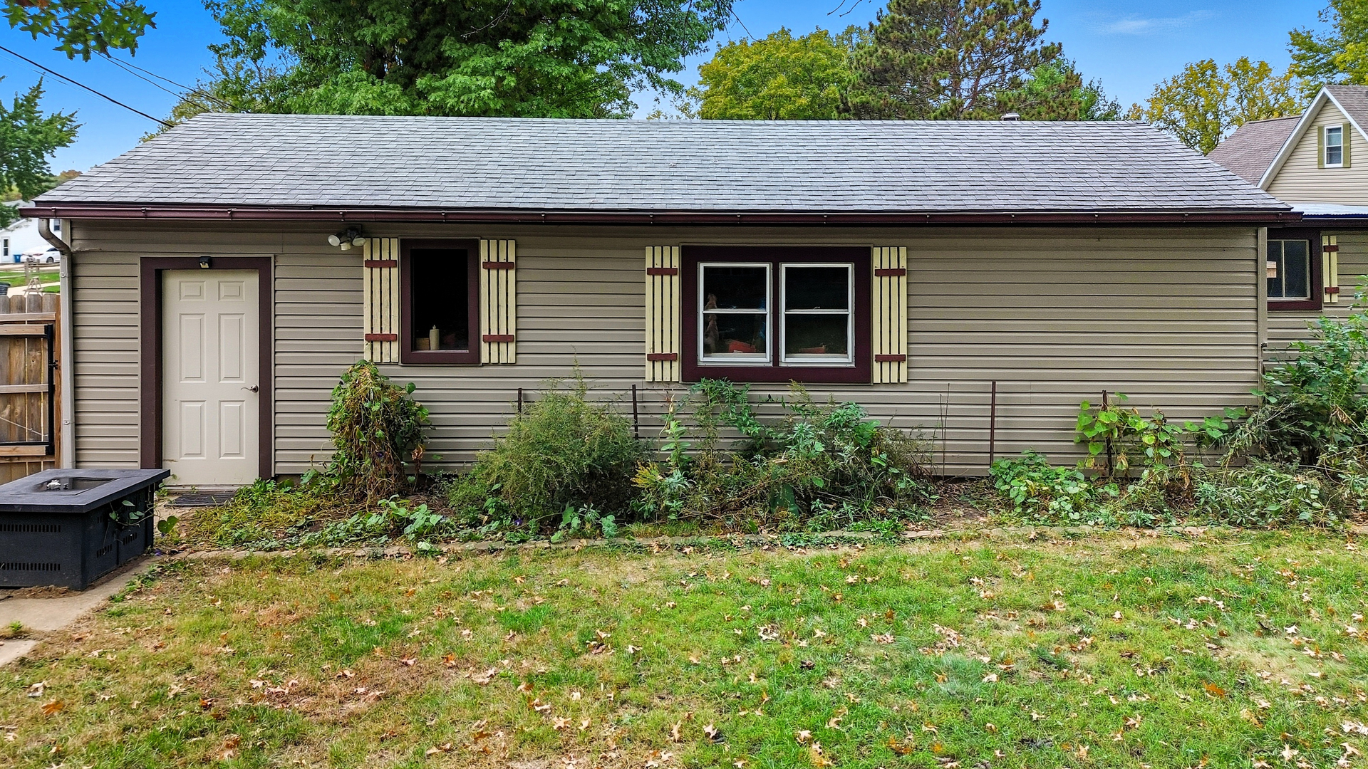803 4th Avenue Dixon, IL 61021 - Photo 10 of 35 a front view of a house with garden