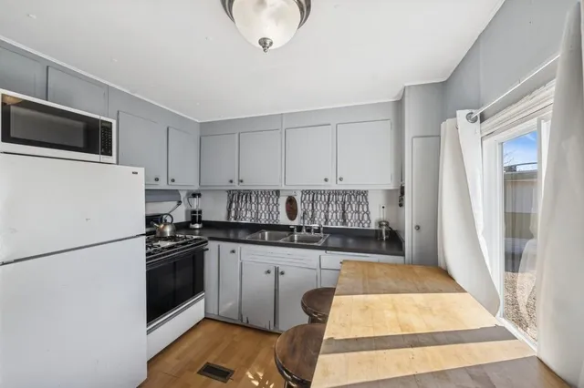 $649,000 | 53 Crassen Boulevard, Unit PARK AVE #3, Amagansett, NY 11930