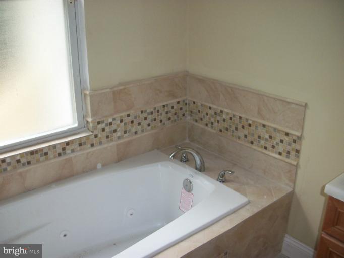 6229 Ridgeview Avenue Baltimore, MD 21206 - Photo 5 of 9 Bath (Master)