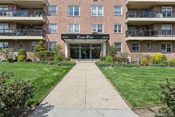 $649,888 | 162-01 Powells Cove Boulevard, Unit 5G | Beechhurst