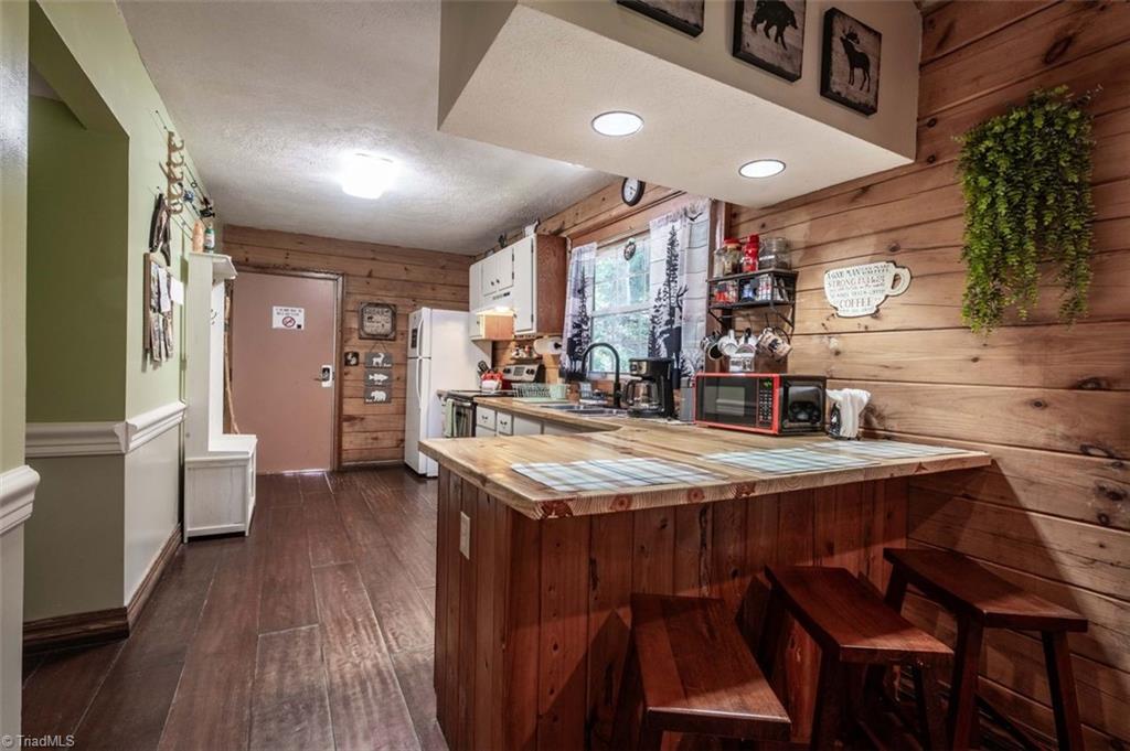 530 Alleghany Spur Road Traphill, NC 28685 - Photo 5 of 30 Entrance to Living Room