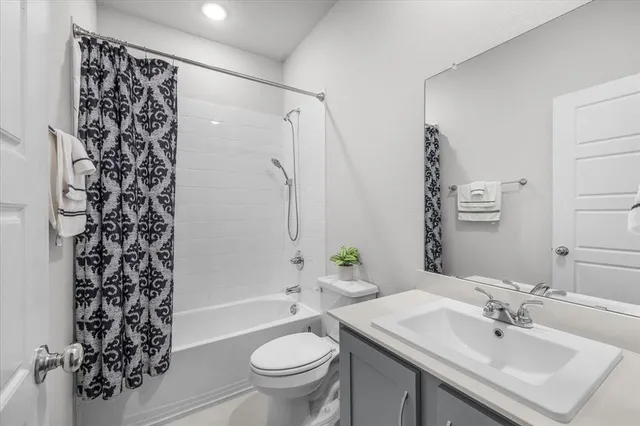 $2,600 | 640 Southern HIlls Drive, Red Oak, TX 75154