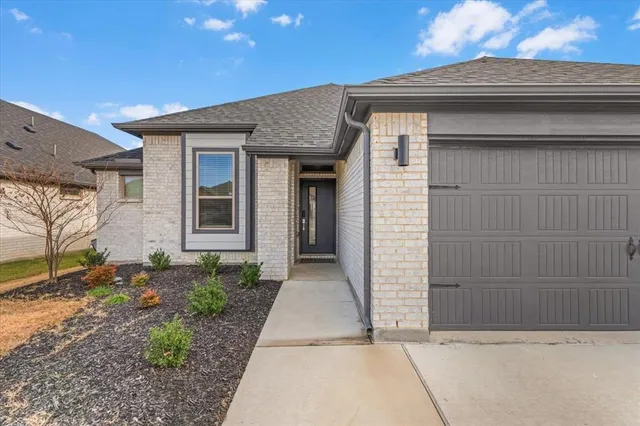 $2,550 | 640 Southern HIlls Drive, Red Oak, TX 75154